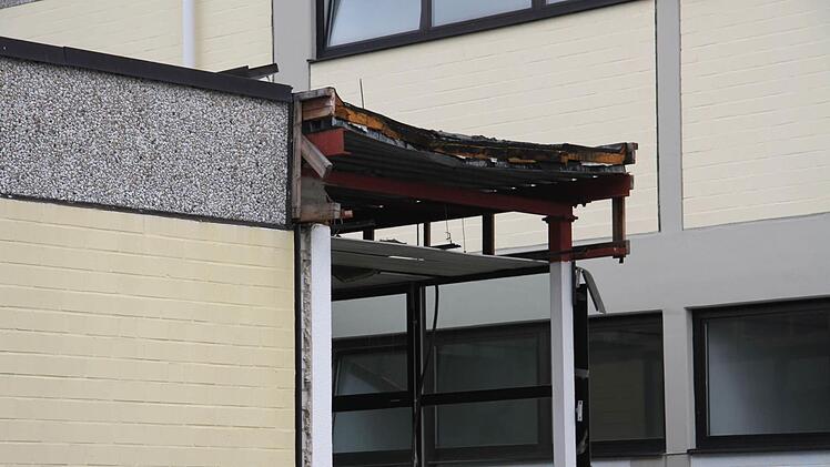 Die Dachreste des abgerissenen Übergangs können so nicht bleiben. Eine provisorische Abdichtung ist notwendig.