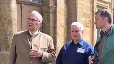 Eduard Nöth (v.l.) und Bürgermeister Rudi Braun mit Frank Ebert vor der Klosterkirche in Weißenohe