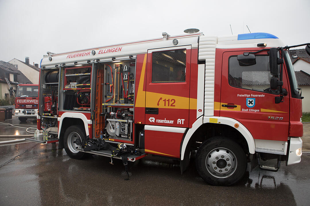 Brand in Doppelhaushälfte: Anderer Gebäudeteil in Mitleidenschaft gezogen - Bewohner leicht verletzt – Feuerwehr muss Dachstuhl öffnen, um Glutnester zu bekämpfen