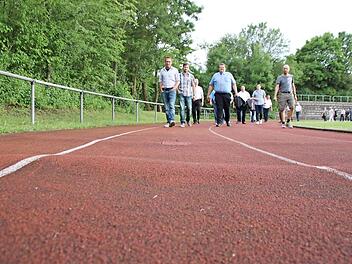 Ähnlich auf und ab wie auf der Tartanbahn am Sportzentrum ging es mit den Haushaltsberatungen. Doch der Etat ist nun einstimmig beschlossen worden. Die Tartanbahn wird aber noch bis zum Jahr 2020 warten müssen. Eine Besichtigung des Sportzentrums einschließlich Bahn ging der Stadtratssitzung voraus.  Foto: Thomas Malz