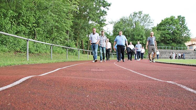 Ähnlich auf und ab wie auf der Tartanbahn am Sportzentrum ging es mit den Haushaltsberatungen. Doch der Etat ist nun einstimmig beschlossen worden. Die Tartanbahn wird aber noch bis zum Jahr 2020 warten müssen. Eine Besichtigung des Sportzentrums einschließlich Bahn ging der Stadtratssitzung voraus.  Foto: Thomas Malz