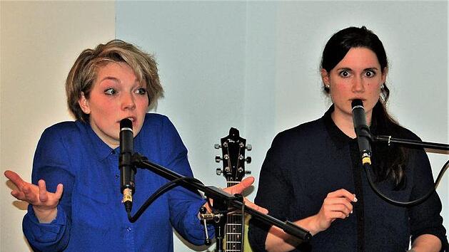 Hannah Silberbach (links) und Maura Porrmann &uuml;berzeugten mit jugendlich-frechem und spritzigem Programm. Foto: Sigismund von Dobsch&uuml;tz