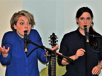 Hannah Silberbach (links) und Maura Porrmann überzeugten mit jugendlich-frechem und spritzigem Programm. Foto: Sigismund von Dobschütz