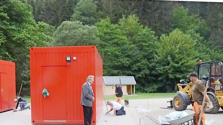 Noch wird eifrig an der Erweiterung und Modernisierung des Jugendzeltplatzes gearbeitet. Bürgermeister Hans Pietz (l.) ist sehr erfreut über die Fortschritte der Sanitäranlagen. Im Hintergrund ist die Grillhütte zu sehen. Foto: K.- H. Hofmann