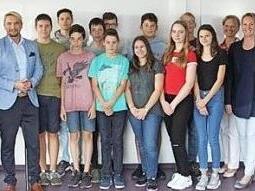 Die Sch&uuml;ler mit den Kooperationspartnern  Foto: Gabriele Kroemer