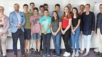 Die Sch&uuml;ler mit den Kooperationspartnern  Foto: Gabriele Kroemer