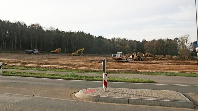 Auf der Baustelle des k&uuml;nftigen Nahversorgungszentrums bei Sassanfahrt/K&ouml;ttmannsdorf sind die Erdarbeiten schon im Gange. Bis zuletzt wurde im Marktgemeinderat &uuml;ber die Notwendigkeit des Projekts und seine Auswirkungen debattiert.&nbsp;&nbsp; Foto: Werner Baier