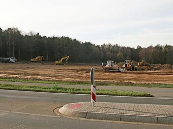 Auf der Baustelle des künftigen Nahversorgungszentrums bei Sassanfahrt/Köttmannsdorf sind die Erdarbeiten schon im Gange. Bis zuletzt wurde im Marktgemeinderat über die Notwendigkeit des Projekts und seine Auswirkungen debattiert.   Foto: Werner Baier