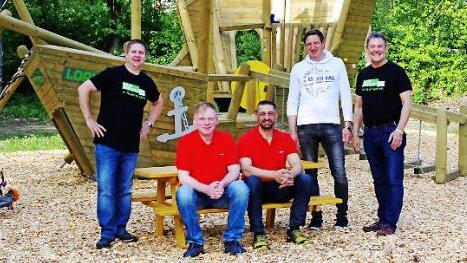 Eine sinnvolle Ergänzung für den Steinwiesener Spielplatz schufen Martin Dressel und Carsten Kautsch (Zweiter und Dritter von links) mit einer Holzsitzgelegenheit. Bei der Übergabe der Bank waren mit von der Partie (von links) Marktgemeinderat Markus Merkl, Hotelier Christoph Wagner und Bürgermeister Gerhard Wunder. Foto: Hans Franz