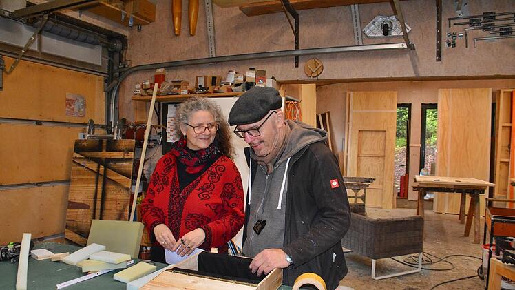 Anne Maar hier im Gespräch mit einem Mitarbeiter in der Schreinerei. Für das neue Stück wird noch eine kleine Kiste für Flaschen hergestellt. Foto: Hanns Friedrich