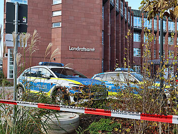Aschaffenburg - Landratsamt nach Bombendrohung geräumt Aschaffenburg - Landratsamt nach Bombendrohung geräumt