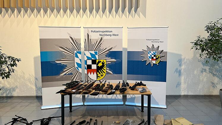 "Scharf" gemacht: Nürnberger besitzt unglaubliches Waffenarsenal - und bittet bei Polizei um Hilfe