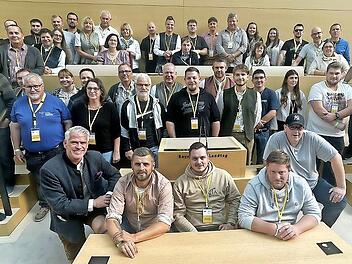 Das Bild zeigt die Besuchergruppe aus Heubach und Fischbach im Plenarsaal des Landtags mit MdL Steffen Vogel.