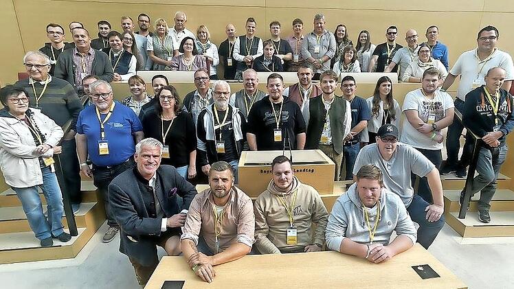 Das Bild zeigt die Besuchergruppe aus Heubach und Fischbach im Plenarsaal des Landtags mit MdL Steffen Vogel.