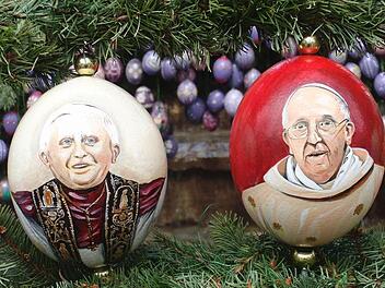 Ostereier mit dem "alten" und dem amtierenden Papst am Laufer Osterbrunnen. Foto: Andreas Häusler