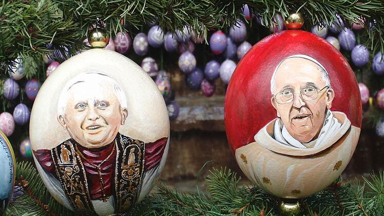 Ostereier mit dem "alten" und dem amtierenden Papst am Laufer Osterbrunnen. Foto: Andreas Häusler