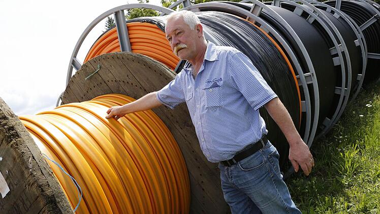 Bauamtsleiter Gerhard Schneider vor einer Kabeltrommel mit Glasfasern am Bauhof Ebensfeld Foto: M. Hoch