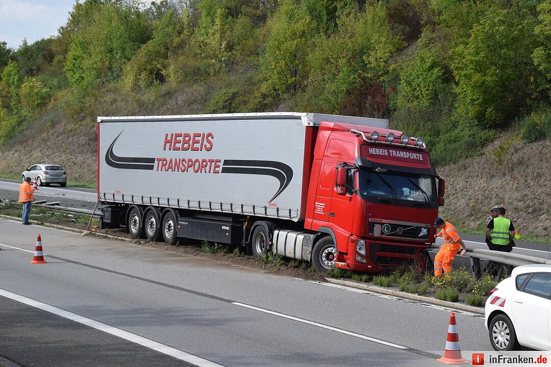 Reifenplatzer: Lkw walzt auf A70 Leitplanken nieder
