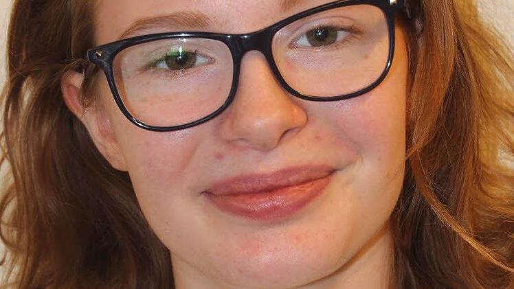 Anne Uhl (15): Anne Uhl aus Igelsdorf hatte noch keinen persönlichen Kontakt mit Flüchtlingen. Die Idee neue Leute kennenzulernen, gefiel ihr aber gleich gut und so begleitete sie ihre Freundin. "Alle sind sehr nett und freundlich", kann sie jetzt berichten und neben neuen Leuten lernte sie auch eine neue Sprache kennen: "Sie wollen von uns Deutsch und wir von ihnen Arabisch lernen."