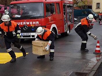 Fehlerlos und schnell absolvierten die 15 Floriansjünger bei leichtem nieselregen die Leistungsprüfung. Foto: Anton Then