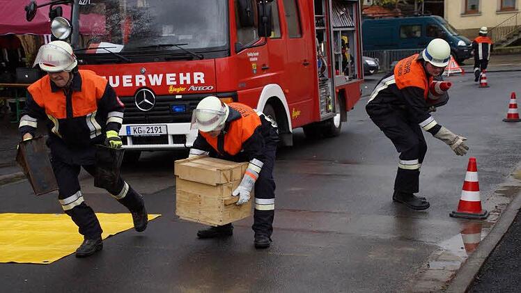 Fehlerlos und schnell absolvierten die 15 Floriansjünger bei leichtem nieselregen die Leistungsprüfung. Foto: Anton Then