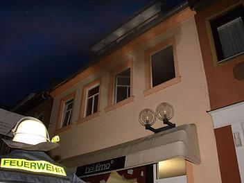 Bei ihrem dritten Einsatz innerhalb weniger Stunden musste die Feuerwehr am Mittwochabend einen Wohnungsbrand in der Badgasse löschen.  Foto: Peter Rauch
