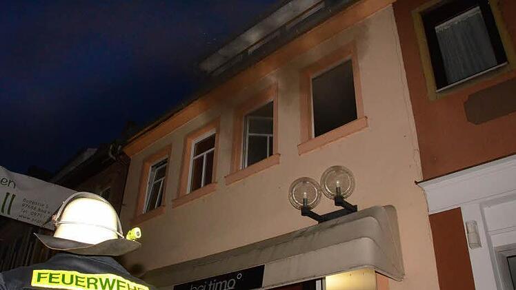 Bei ihrem dritten Einsatz innerhalb weniger Stunden musste die Feuerwehr am Mittwochabend einen Wohnungsbrand in der Badgasse löschen.  Foto: Peter Rauch