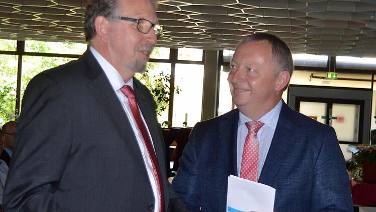 Herzliche Glückwünsche für Elsässer gab es von Landrat Thomas Bold. Der Landkreis ist Sachkostenträger der Realschule. Foto: Arthur Stollberger