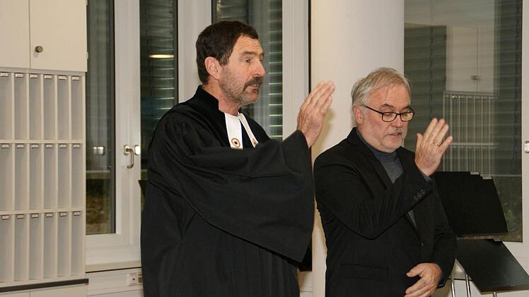 Den kirchlichen Segen spendeten dem neuen Verwaltungstrakt des Regiomontanus-Gymnasiums Dekan Jürgen Blechschmitt und Dekanatsreferent Günter Schmitt. Foto: Sabine Weinbeer
