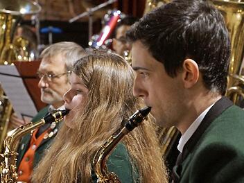 Die Jugendkapelle begeisterte mit dem präzisen Spiel selbst schwieriger Lieder das Publikum beim Weihnachtskonzert. Foto: Anton Then