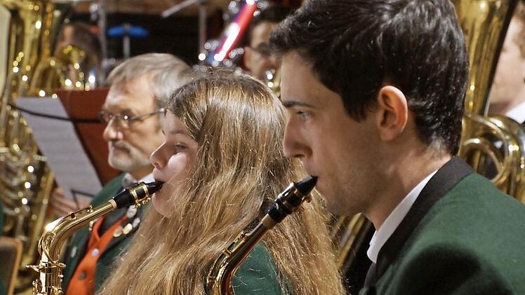 Die Jugendkapelle begeisterte mit dem präzisen Spiel selbst schwieriger Lieder das Publikum beim Weihnachtskonzert. Foto: Anton Then
