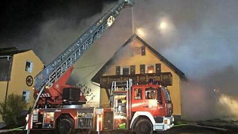 Der Brand in Kunreuth ist den Pressecker Feuerwehrleuten noch gut in Erinnerung. Das Gebäude wurde später abgerissen. Foto: Archiv/News 5/Fricke