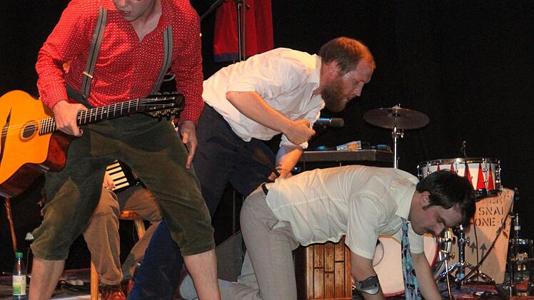 Das Publikum durfte sich auf seinem Platz gar nicht sicher sein, denn die Musiker kamen bei ihren Erzählungen auch schon einmal von der Bühne ab und unter die Menschen.