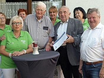Arnold Stump (Vierter von links) im Kreis der VdK-Mitglieder, die neben dem 90. Geburtstag auch die 70-jährige Mitgliedschaft feierten. Dritter von rechts Kreisvorsitzender Henz Hausmann Foto: Susanne Deuerling