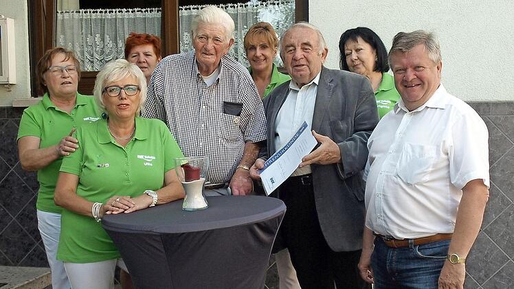 Arnold Stump (Vierter von links) im Kreis der VdK-Mitglieder, die neben dem 90. Geburtstag auch die 70-jährige Mitgliedschaft feierten. Dritter von rechts Kreisvorsitzender Henz Hausmann Foto: Susanne Deuerling