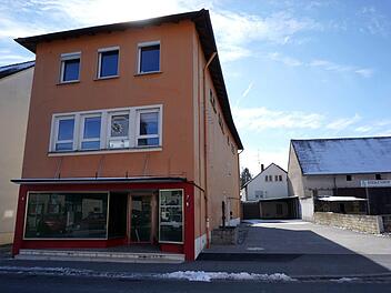 Das ehemalige Wohn- und Geschäftshaus an der Hauptstraße, das Asylbewerbern als neues Zuhause dienen soll.Richard Sänger