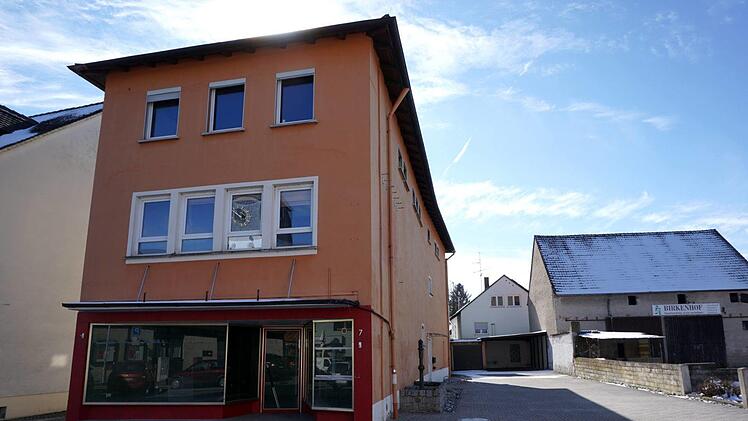 Das ehemalige Wohn- und Geschäftshaus an der Hauptstraße, das Asylbewerbern als neues Zuhause dienen soll.Richard Sänger