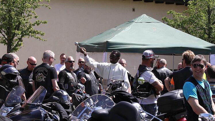 Reichlich Weihwasser trotz skeptischer Blicke von einem sichtbar vergnügten Geistlichen.Thomas Dill