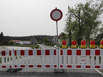 Der Flickenteppich wird endlich saniert: Bis zum 10. Mai 2019 bleibt die Straße zwischen Kleinneuses und Großneuses deshalb gesperrt. Fotos: Franziska Rieger