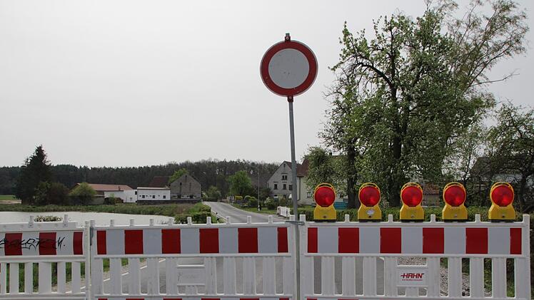 Der Flickenteppich wird endlich saniert: Bis zum 10. Mai 2019 bleibt die Straße zwischen Kleinneuses und Großneuses deshalb gesperrt. Fotos: Franziska Rieger