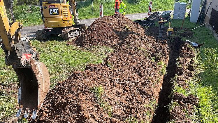 Auch die Verlegung der Zuf&uuml;hrungsleitung f&uuml;r die Glasfaseranschl&uuml;sse von den Schaltk&auml;sten von HABNET in den Ort hat bereits begonnen. (Bild von Andreas Mehling, Koordinator Glasfaser der Stadtwerke)