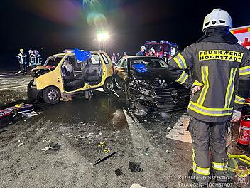 Schwerer Unfall im Kreis Erlangen-H&ouml;chstadt: Autos krachen bei Lonnerstadt ineinander
