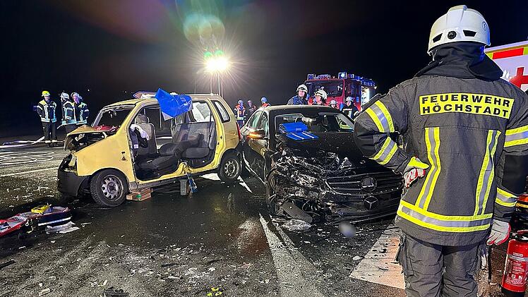 Schwerer Unfall im Kreis Erlangen-H&ouml;chstadt: Autos krachen bei Lonnerstadt ineinander