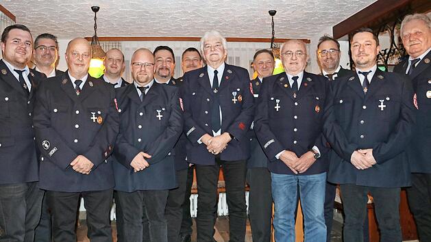 Zahlreiche Ehrungen standen bei der Neuensorger Feuerwehr an. Unter anderem wurden J&uuml;rgen Friedrich (Vierter v.l.) und Roland Hofmann (Sechster v.l.) zu Ehrenmitgliedern ernannt.