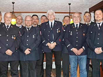 Zahlreiche Ehrungen standen bei der Neuensorger Feuerwehr an. Unter anderem wurden J&uuml;rgen Friedrich (Vierter v.l.) und Roland Hofmann (Sechster v.l.) zu Ehrenmitgliedern ernannt.