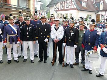 Für ihre Treue und Verbundenheit zur Soldatenkameradschaft Wallenfels und für die Teilnahme an der Fronleichnamsprozession wurden sie geehrt: von links Alfred Stöcker, Jürgen Hahn, Gerhard Lutz, Thomas Menger, Christian Köstner, Henry Stöcker, Thorsten Flake, Bernhard Hofmann, Markus Haderdauer, Udo Förner, Edgar Bärenz, Karl-Heinz Müller, Mario Stöcker und Hauptmann Christopher Zeuß.  Foto: Ziereis
