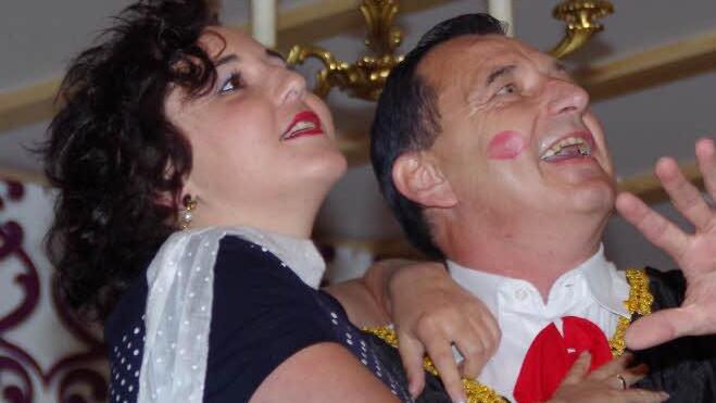 Gundi (Annabell Schrenker) und der spanische Torero Benito (Stefan Bornschlegel) sind hier noch ein Herz und eine Seele.