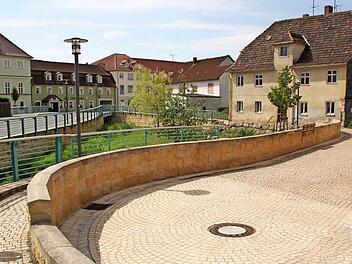 Das ortsbildprägende Spital-Gebäude an der Bamberger Straße (rechts) wird einer neuen Nutzung zugeführt. Bevor es jedoch renoviert wird, soll auf dem Areal ein Biergarten eröffnet werden; im Gebäude sind zunächst eine Küche und sanitäre Anlagen geplant. Die Zufahrt zu den elf am Gebäude ausgewiesenen Stellplätzen soll über die gepflasteren Weg (im Vordergrund) von der Angerstraße her erfolgen. Foto: Matthias Einwag