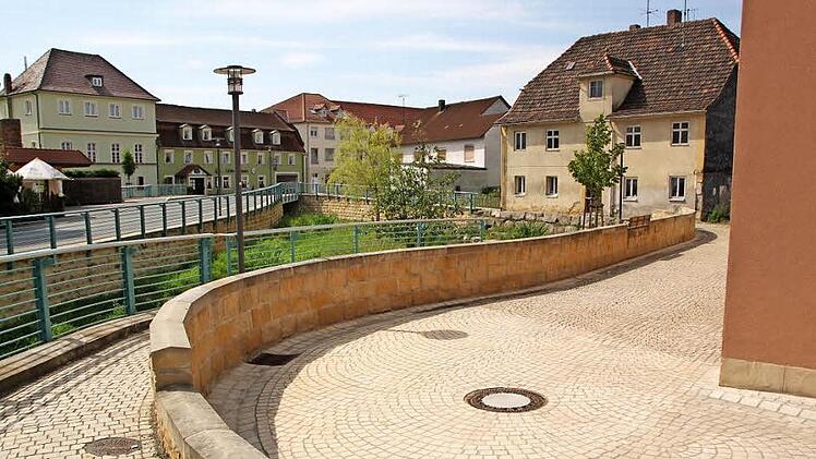 Das ortsbildprägende Spital-Gebäude an der Bamberger Straße (rechts) wird einer neuen Nutzung zugeführt. Bevor es jedoch renoviert wird, soll auf dem Areal ein Biergarten eröffnet werden; im Gebäude sind zunächst eine Küche und sanitäre Anlagen geplant. Die Zufahrt zu den elf am Gebäude ausgewiesenen Stellplätzen soll über die gepflasteren Weg (im Vordergrund) von der Angerstraße her erfolgen. Foto: Matthias Einwag