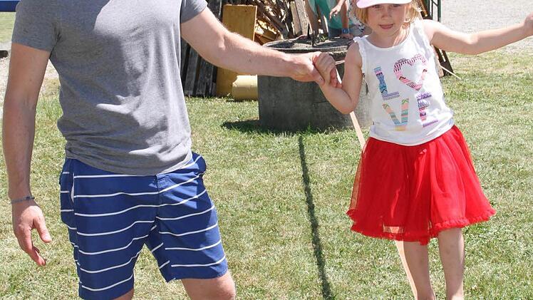 Wenn Papa hilft, dann klappt es auch. Foto: Gerda Völk